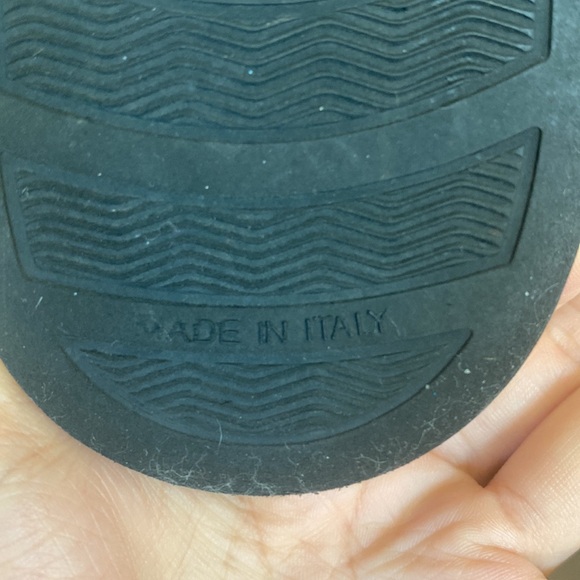 100% authentic Chanel high top sneaker - Picture 6 of 7